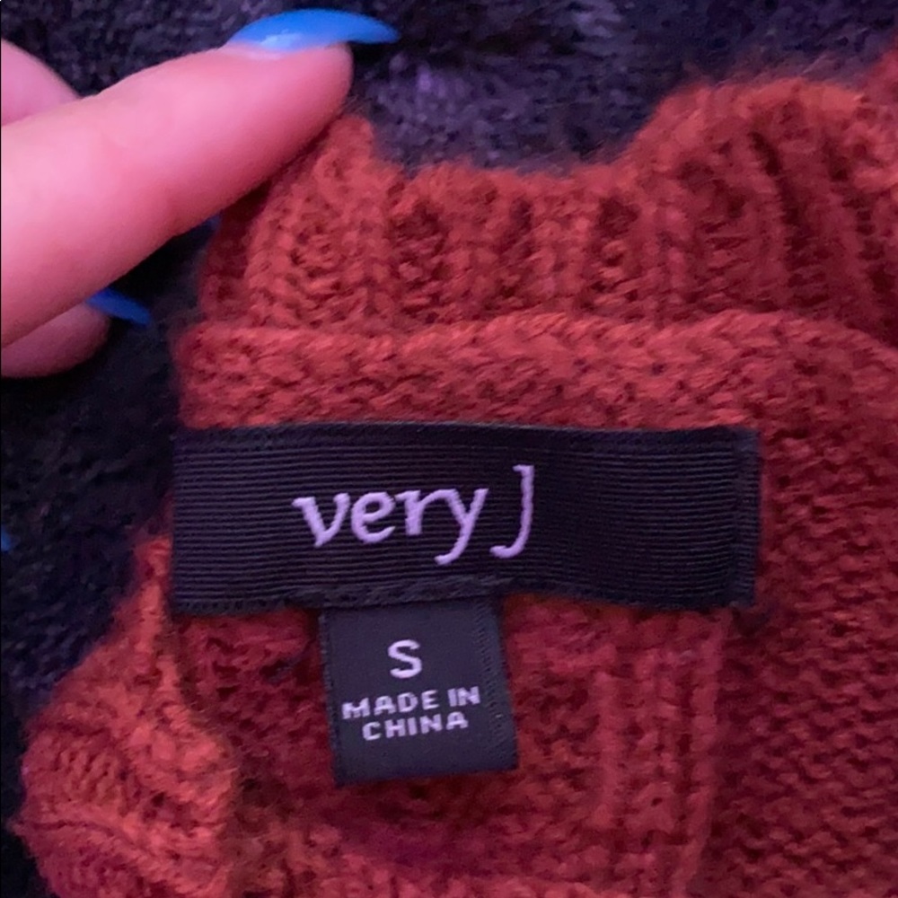 sweater - Picture 2 of 2